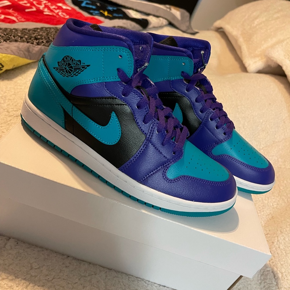 Jordan 1 Mid - Black Grape